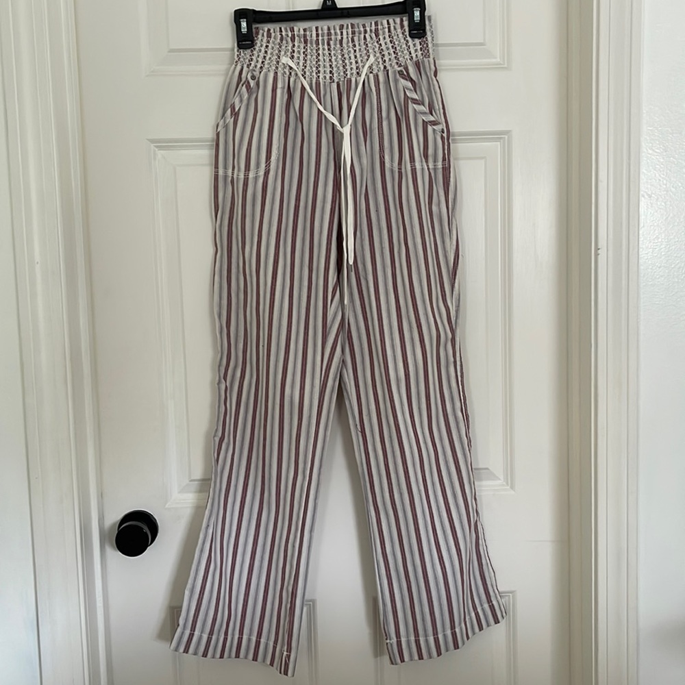 Linen pants with elastic waist and pockets!